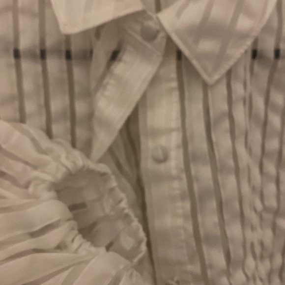 JustFab Balloon Sleeve Button Up - Picture 3 of 4